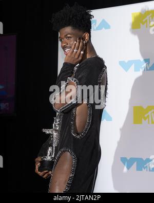 Newark, Stati Uniti. 28th ago, 2022. Lil NAS X ha vinto il Moon Person Award nella sala stampa del 2022 MTV Video Music Awards 'VMA's' al Prudential Center di Newark, NJ, domenica 28th agosto 2022. Foto di Gabriele Holtermann/UPI Credit: UPI/Alamy Live News Foto Stock