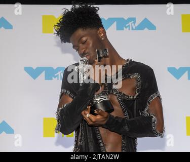 Newark, Stati Uniti. 28th ago, 2022. Lil NAS X ha vinto il Moon Person Award nella sala stampa del 2022 MTV Video Music Awards 'VMA's' al Prudential Center di Newark, NJ, domenica 28th agosto 2022. Foto di Gabriele Holtermann/UPI Credit: UPI/Alamy Live News Foto Stock