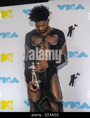 Newark, Stati Uniti. 28th ago, 2022. Lil NAS X ha vinto il Moon Person Award nella sala stampa del 2022 MTV Video Music Awards 'VMA's' al Prudential Center di Newark, NJ, domenica 28th agosto 2022. Foto di Gabriele Holtermann/UPI Credit: UPI/Alamy Live News Foto Stock