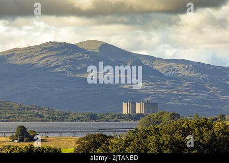 Un ex reattore magnox in uscita da 450We, attualmente in fase di disattivazione. Situato nel Galles del Nord e vicino alla città di Blaenau ffestiniog e il vicino Foto Stock