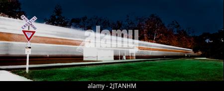 Treno panoramico della valle di Cuyahoga che attraversa la stazione di Brecksville di notte nel Parco Nazionale della valle di Cuyahoga Foto Stock