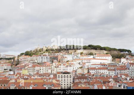 Vista sul quartiere di Baixa sulla collina del castello, Lisbona, Portogallo Foto Stock