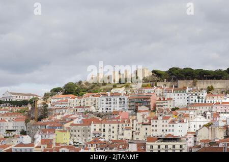 Vista sul quartiere di Baixa sulla collina del castello, Lisbona, Portogallo Foto Stock