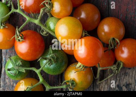 vista ravvicinata dei pomodori ciliegini appena raccolti, presi direttamente dall'alto, macro Foto Stock