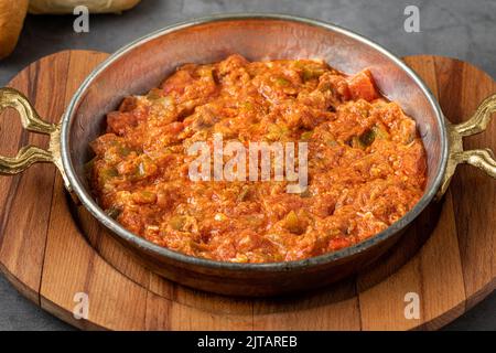 Tradizionale menemen turco per la colazione a base di uova e pomodori Foto Stock