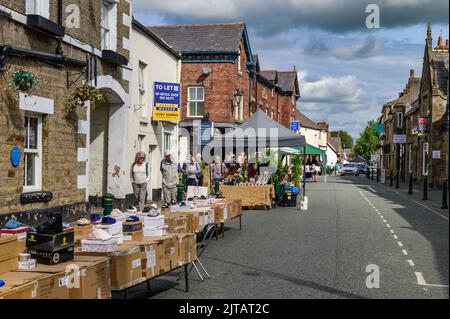 Giornata di mercato su High Street Garstang nel Lancashire Foto Stock