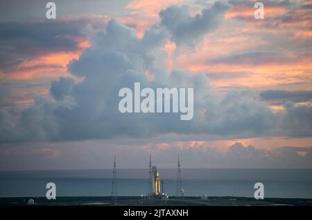 Florida. US, 29/08/2022, il razzo Space Launch System (SLS) della NASA con il veicolo spaziale Orion a bordo è visto all'alba in cima al lanciatore mobile al Launch Pad 39B, lunedì 29 agosto 2022, Mentre lancio l’Artemis i team caricano più di 700.000 galloni di propellenti criogenici, tra cui idrogeno liquido e ossigeno liquido, mentre il conto alla rovescia per il lancio procede al Kennedy Space Center della NASA in Florida. Il test di volo Artemis i della NASA è il primo test integrato dei sistemi di esplorazione dello spazio profondo dell’agenzia: Il veicolo spaziale Orion, il razzo SLS e i sistemi di supporto a terra. Il lancio della prova di volo senza equipaggio è Foto Stock