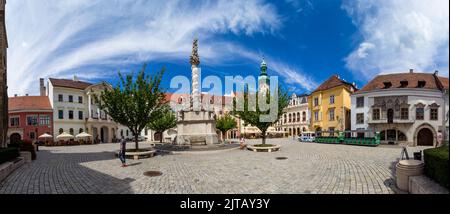 FO ter (Piazza principale) con la Statua della Santissima Trinità (1701), la Torre di vigilanza antincendio e il treno turistico, Sopron, Ungheria Foto Stock