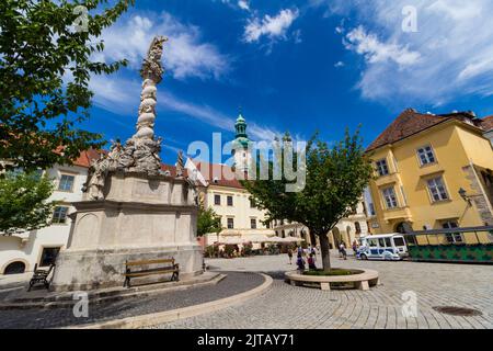 FO ter (Piazza principale) con la Statua della Santissima Trinità (1701), la Torre di vigilanza antincendio e il treno turistico, Sopron, Ungheria Foto Stock