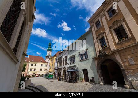 Vista della Torre di vigilanza antincendio da Kolostor utca, centro storico della città, Sopron, Ungheria Foto Stock