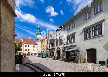 Vista della Torre di vigilanza antincendio da Kolostor utca, centro storico della città, Sopron, Ungheria Foto Stock