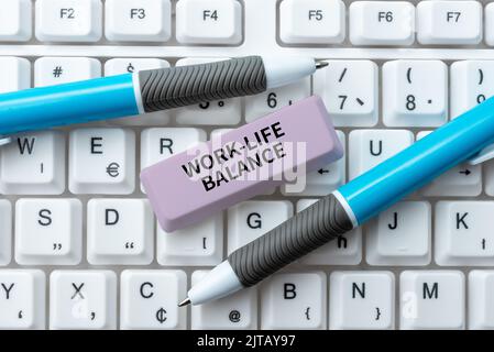 Scrittura visualizzazione testo Work Life Balance. Concettuale Photo Divisione del tempo tra lavoro o famiglia e tempo libero Blast Blast Scream Speech Foto Stock