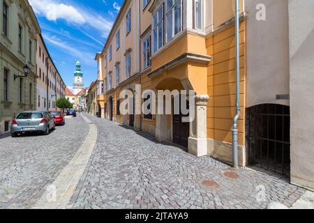 Vista della Torre di vigilanza antincendio da Kolostor utca, centro storico della città, Sopron, Ungheria Foto Stock