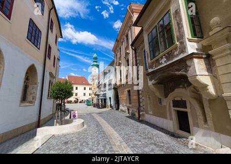 Vista della Torre di vigilanza antincendio da Kolostor utca, centro storico della città, Sopron, Ungheria Foto Stock