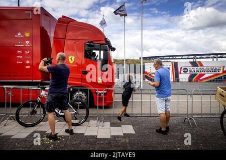 ZANDVOORT - Paesi Bassi, 2022-08-29 15:56:08 ZANDVOORT - il team di Formula 1 Ferrari arriva sul circuito di Zandvoort dove si terrà il Gran Premio d'Olanda di Formula 1 il prossimo fine settimana. ANP KOEN VAN WEEL netherlands out - belgium out Foto Stock