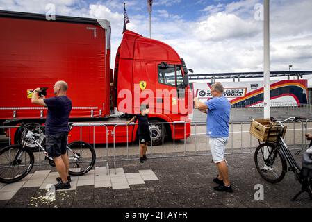 ZANDVOORT - Paesi Bassi, 2022-08-29 15:55:59 ZANDVOORT - il team di Formula 1 Ferrari arriva sul circuito di Zandvoort dove si terrà il Gran Premio d'Olanda di Formula 1 il prossimo fine settimana. ANP KOEN VAN WEEL netherlands out - belgium out Foto Stock