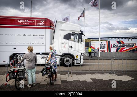 ZANDVOORT - Paesi Bassi, 2022-08-29 15:25:06 ZANDVOORT - il team di Formula 1 Alfa Romeo arriva sul circuito di Zandvoort dove si terrà la gara di Formula 1 del Gran Premio d'Olanda il prossimo fine settimana. ANP KOEN VAN WEEL netherlands out - belgium out Foto Stock