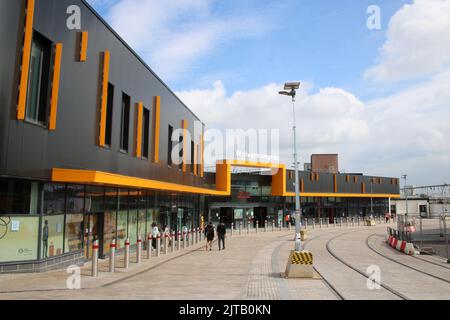 L'esterno dell'entrata alla stazione ferroviaria di Wolverhampton mostra anche le nuove linee del tram per l'estensione della metropolitana di West Midlands 18th agosto 2022. Foto Stock