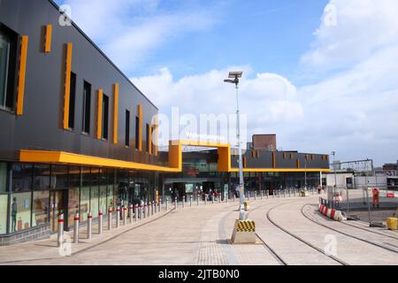 L'esterno dell'entrata alla stazione ferroviaria di Wolverhampton mostra anche le nuove linee del tram per l'estensione della metropolitana di West Midlands 18th agosto 2022. Foto Stock