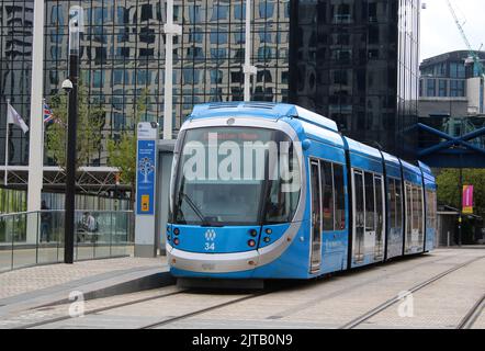 West Midlands Metro CAF Urbos 3 tram, numero 34, alla fermata Library tram in Centenary Square, Birmingham il 18th agosto 2022. Foto Stock