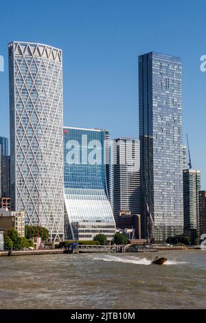 Il Terranova, 1 Bank Street & Landmark Pinnacle edifici che si affacciano sul Tamigi a Canary Wharf. Foto Stock