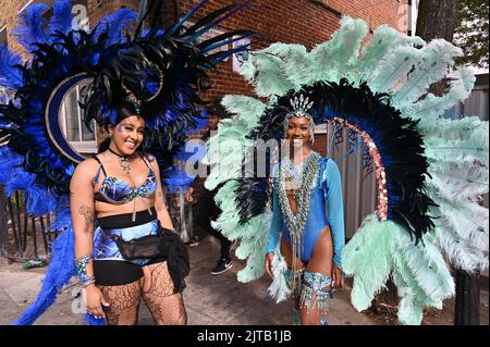 Londra, Regno Unito, 29/08/2022, Londra, Regno Unito. 29 agosto, London School of samba la prima sfilata al Notting Hill Carnival 2022 bella gente di carnevale, ottimo cibo e una comunità molto tranquilla per tutti di godere. Foto Stock