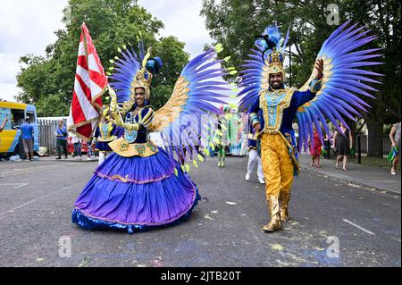 Londra, Regno Unito, 29/08/2022, Londra, Regno Unito. 29 agosto, London School of samba la prima sfilata al Notting Hill Carnival 2022 bella gente di carnevale, ottimo cibo e una comunità molto tranquilla per tutti di godere. Foto Stock