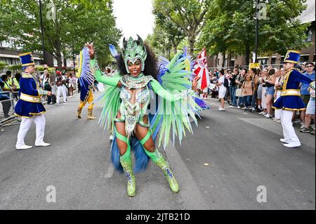 Londra, Regno Unito, 29/08/2022, Londra, Regno Unito. 29 agosto, London School of samba la prima sfilata al Notting Hill Carnival 2022 bella gente di carnevale, ottimo cibo e una comunità molto tranquilla per tutti di godere. Foto Stock