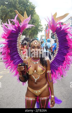 Notting Hill, Londra, Regno Unito. 29th ago, 2022. I londinesi e i turisti potranno godersi l'ultimo giorno del Carnevale di Notting Hill. I partecipanti si vestono in costumi colorati per celebrare l'evento di quest'anno. Credit: Uwe Deffner/Alamy Live News Foto Stock