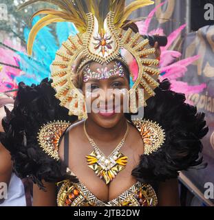 Notting Hill, Londra, Regno Unito. 29th ago, 2022. I londinesi e i turisti potranno godersi l'ultimo giorno del Carnevale di Notting Hill. I partecipanti si vestono in costumi colorati per celebrare l'evento di quest'anno. Credit: Uwe Deffner/Alamy Live News Foto Stock