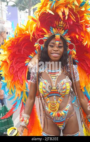 Notting Hill, Londra, Regno Unito. 29th ago, 2022. I londinesi e i turisti potranno godersi l'ultimo giorno del Carnevale di Notting Hill. I partecipanti si vestono in costumi colorati per celebrare l'evento di quest'anno. Credit: Uwe Deffner/Alamy Live News Foto Stock