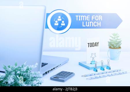 Scrittura con visualizzazione dell'ora del testo per il pranzo. Internet concetto momento di avere un pasto pausa dal lavoro relax mangiare drink riposo Telefono schermo con importante Foto Stock