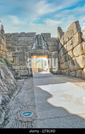 Uno scatto verticale del sito archeologico di Micene in Argolis, nel Peloponneso nord-orientale, Grecia Foto Stock