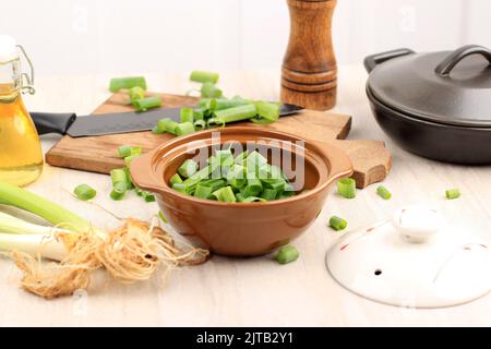 Cipolla verde tritata in ciotola di ceramica Foto Stock