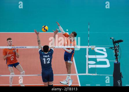 LUBIANA, SLOVENIA - 29 AGOSTO: Bennie Junior Tuinstra dei Paesi Bassi e Bruno Lima dell'Argentina in azione durante il Campionato Mondiale FIVB Pallavolo - Pool F - Preliminary Phase match tra Paesi Bassi e Argentina all'Arena Stozice del 29 agosto 2022 a Lubiana, Slovenia (Foto di Borut Zivulovic/BSR Agency) Foto Stock