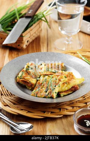 Pajeon, cipolla verde coreana Chives Pancake o Buchimgae Foto Stock