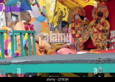 Un devoto adoratore indù con incenso nelle sue mani, si siede sul carro e galleggiante principale alla 2022 ratha Yatra Parade su Liberty Ave in Queens, New Yor. Foto Stock