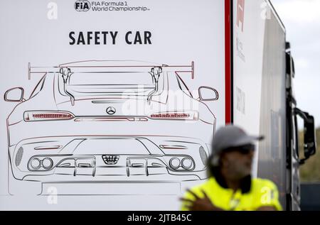 ZANDVOORT - Paesi Bassi, 2022-08-29 15:45:19 ZANDVOORT - la safety car di Formula 1 arriva sul circuito di Zandvoort dove si terrà la gara di Formula 1 del Gran Premio d'Olanda il prossimo fine settimana. ANP KOEN VAN WEEL netherlands out - belgium out Foto Stock
