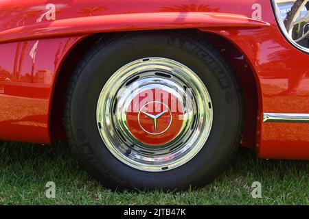 Logo Mercedes Benz classico su coprimozzo. Foto Stock