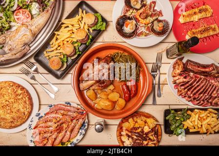 Deliziose ricette tipiche della gastronomia galiziana, nocciola con cime di rapa, patate e salsicce, capesante, frittata di betanzo, gamberi alla griglia, feira o Foto Stock