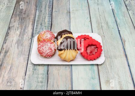 I dolci secchi sono una specialità dolciaria, sono piccoli biscotti cotti al forno, fatti con una pasta a base di farina, burro, uova, zucchero o sal Foto Stock