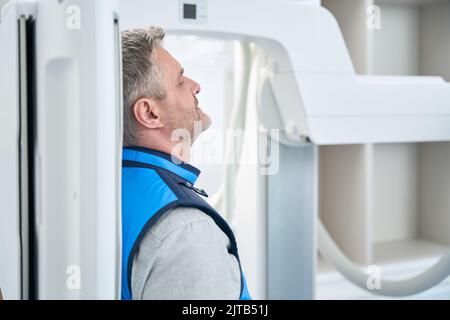 Raggi X della testa di un uomo in un vestiario di piombo Foto Stock