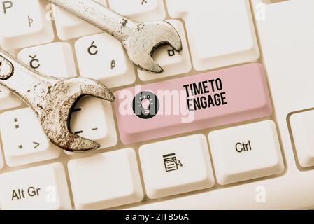 Scrittura a mano del testo tempo di impegno. Business idea momento giusto per ottenere un compromesso di impegno con qualcuno Donna con lettera vuota, caffè e. Foto Stock