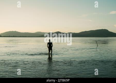 Un'immagine paesaggistica di un uomo che gioca a sport acquatici a Guwahati, Assam Foto Stock