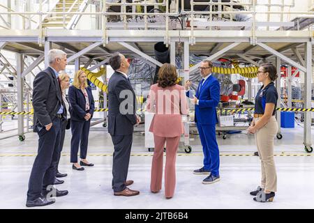 Florida, Stati Uniti, 29/08/2022, Il secondo Gentleman Douglas Emhoff e il Vice Presidente Kamala Harris sono accolti dal Direttore Generale dell’Agenzia spaziale europea Josef Aschbacher durante un tour dell’hardware Artemis II e III dopo essere arrivati a vedere il lancio del sistema di lancio spaziale della NASA prima della missione Artemis i in orbita lunare presso il Kennedy dell’Agenzia Space Center in Florida il 29 agosto 2022. L'imbarcazione spaziale senza equipaggio è composta dal razzo Space Launch System e dalla navicella spaziale Orion. Il lancio previsto per oggi è stato spazzato via. (Foto di Alex G Perez/Pool/ABACAPRESS.COM) Foto Stock