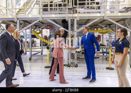 Florida, Stati Uniti, 29/08/2022, secondo Gentleman Douglas Emhoff (all'estrema sinistra) E il Vice Presidente Kamala Harris viene accolto dal Direttore Generale dell’Agenzia spaziale europea Josef Aschbacher durante un tour dell’hardware Artemis II e III, dopo essere arrivato a vedere il lancio dello Space Launch System della NASA prima della missione Artemis i, che prevede l’orbita lunare presso il Kennedy Space Center in Florida Il 29 agosto 2022. L'imbarcazione spaziale senza equipaggio è composta dal razzo Space Launch System e dalla navicella spaziale Orion. Il lancio previsto per oggi è stato spazzato via. (Foto di Alex G Perez/Pool/ABACAPRESS.COM) Foto Stock