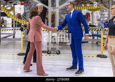 Florida, Stati Uniti, 29/08/2022, Il Vice Presidente Kamala Harris viene accolto dal Direttore Generale dell’Agenzia spaziale europea Josef Aschbacher durante un tour dell’hardware Artemis II e III, dopo essere arrivato a vedere il lancio dello Space Launch System della NASA in vista della missione Artemis i, in orbita lunare presso il Kennedy Space Center in Florida 29 agosto 2022. L'imbarcazione spaziale senza equipaggio è composta dal razzo Space Launch System e dalla navicella spaziale Orion. Il lancio previsto per oggi è stato spazzato via. (Foto di Alex G Perez/Pool/ABACAPRESS.COM) Foto Stock