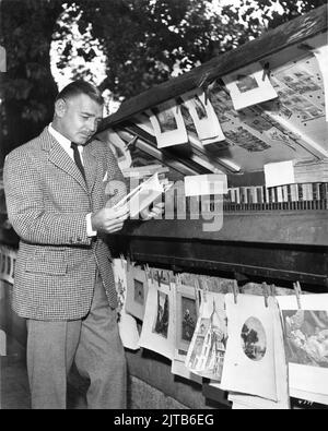 CLARK TABLE in una delle bancarelle del libro lungo il fiume Senna a Parigi nel settembre 1952 pubblicità per Metro Goldwyn Mayer Foto Stock