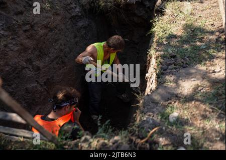 Kostyantynivka, Ucraina. 29th ago, 2022. I lavoratori ucraini della pubblica utilità hanno spento l'elettricità dopo che un bombardamento notturno ha distrutto una chiesa locale più in fondo alla strada. Donbas è stato sottoposto a conchiglie pesanti e artiglieria dal 2014. Credit: SOPA Images Limited/Alamy Live News Foto Stock