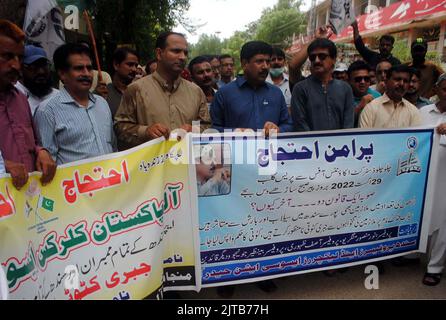 Sukkur, Pakistan, 29 agosto 2022. I membri della Sindh Professori e Lecturers Association stanno organizzando una manifestazione di protesta contro la deduzione dei loro stipendi presso il club stampa di Hyderabad lunedì 29 agosto 2022. Foto Stock